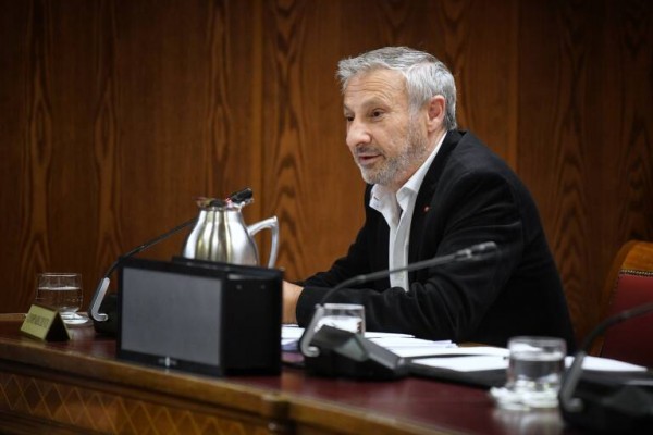 Francisco Toledo dirige una cátedra patrocinada por la empresa que sugirió para distribuir las mascarillas