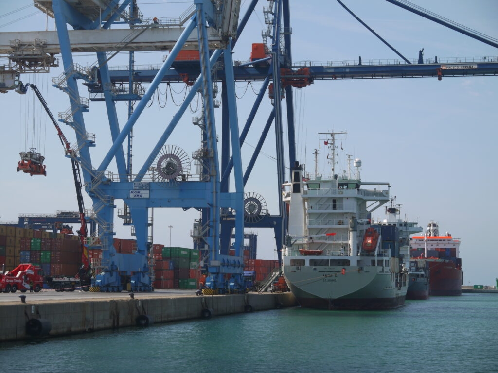 PortCastelló sella un acuerdo histórico entre terminales y estibadores: el sector cerámico reducirá sus costes logísticos un 25%