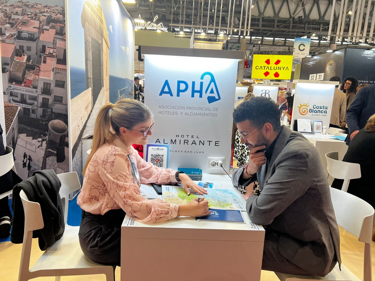 APHA promociona la oferta turística de Alicante en la feria IBTM World de Barcelona