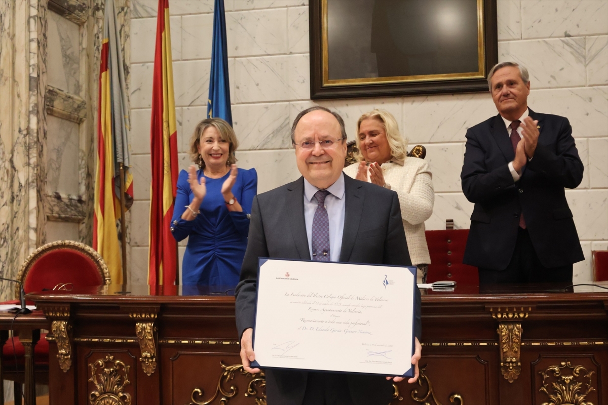 El doctor García-Granero, premiado por el ICOMV y el Ayuntamiento de València por una vida 