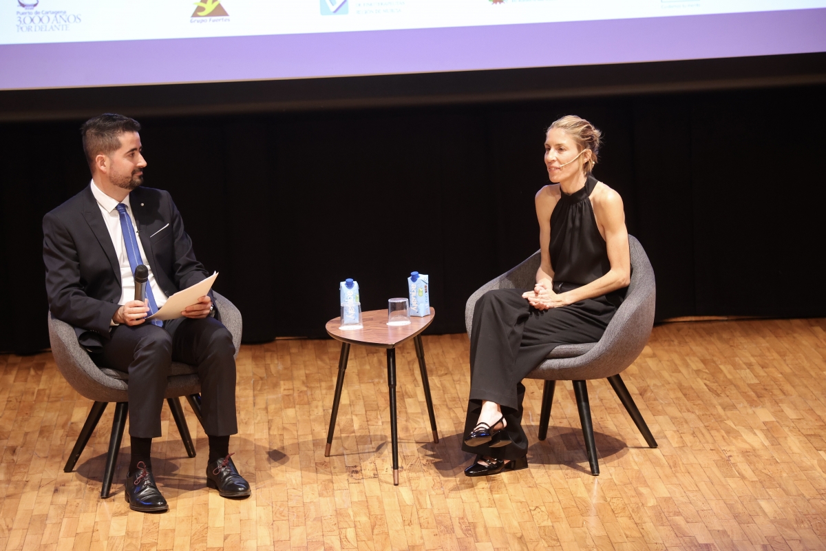 Francisco Valero conversa con Elena Congost.