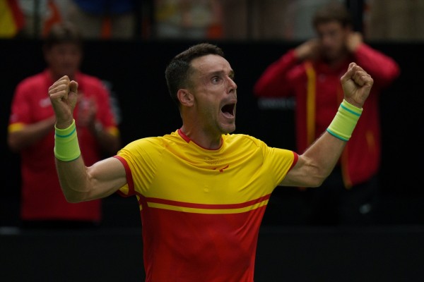 Roberto Bautista y Carlos Alcaraz amarran el debut de España ante Chequia

