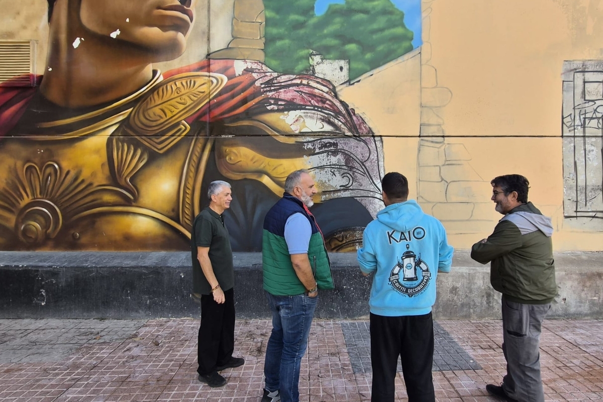 El artista Kato vuelve a Cartagena para restaurar su mural romano en Canteras, mejor del mundo en marzo, dañado por un incendio