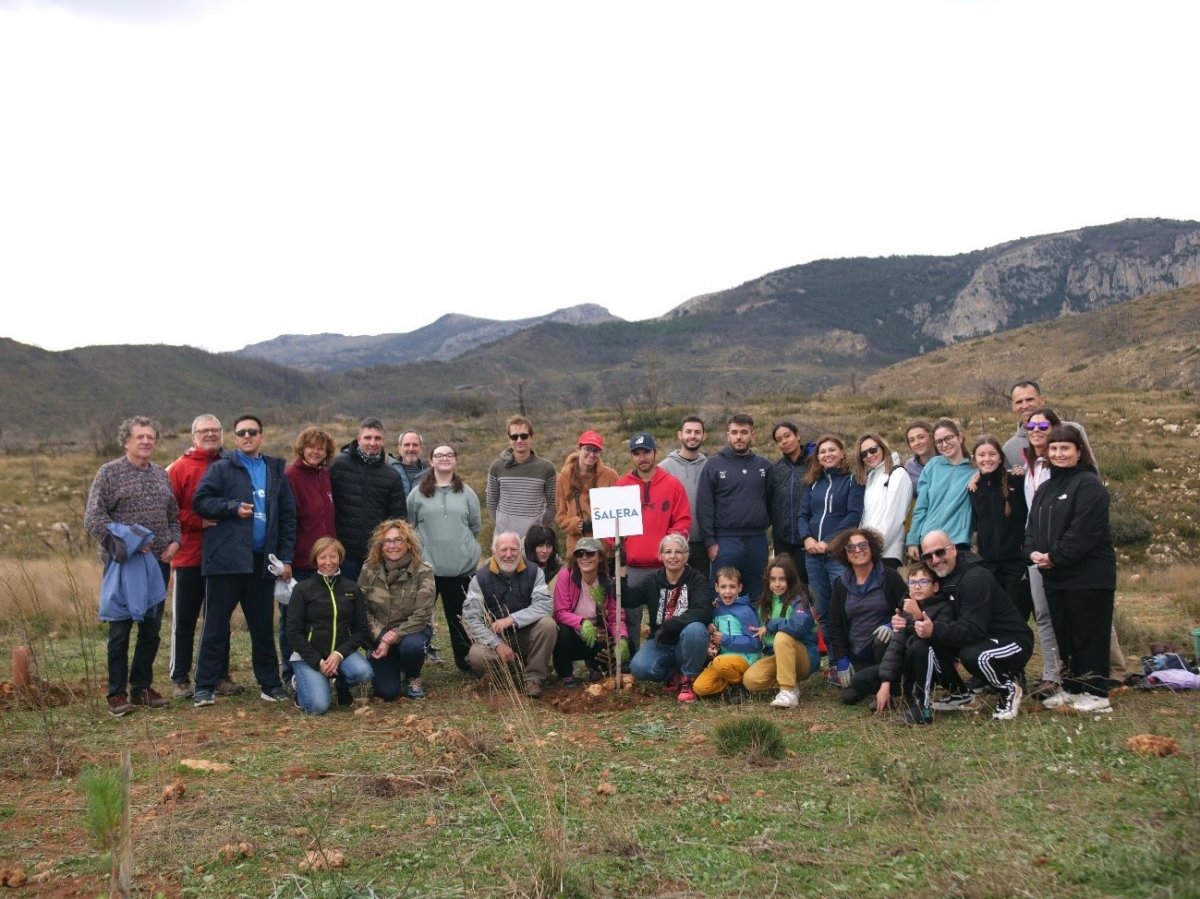 La Salera culmina su campaña de reforestación con la plantación de los primeros árboles en Bejís