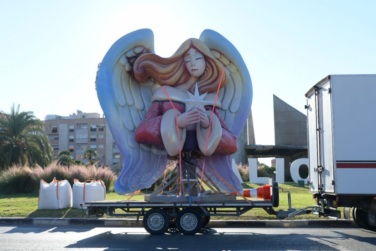 Alicante pregona los actos navideños con la instalación de las figuras de los ángeles ornamentales