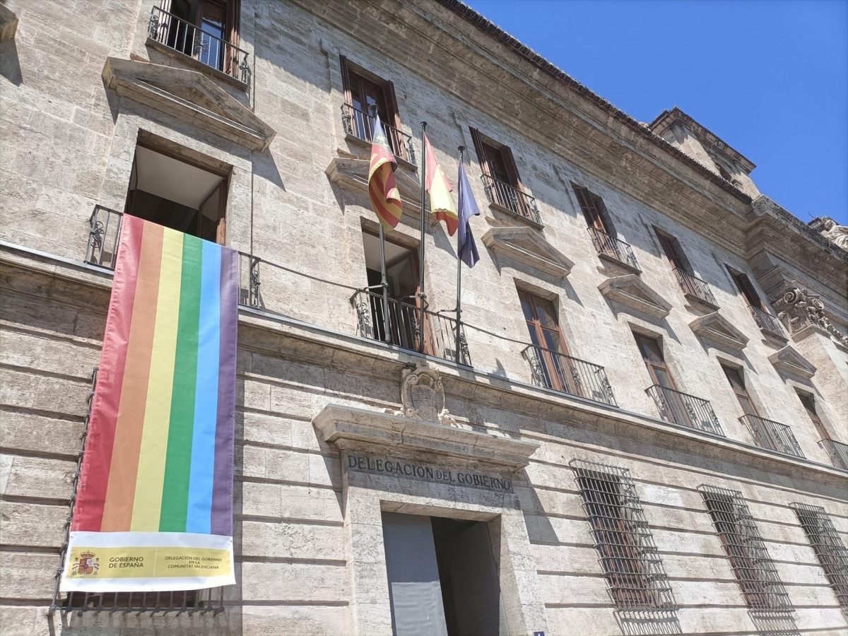 El TS avala colocar la bandera no oficial LGTBI en la fachada de Delegación del Gobierno el Día del Orgullo de 2023