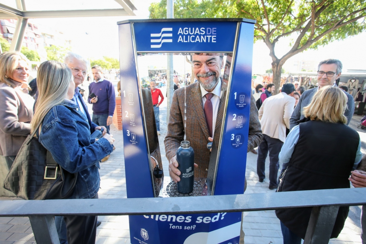 El PP de Alicante cumple otro compromiso con Vox: nueva fuente refrigerada en el mercadillo de Teulada