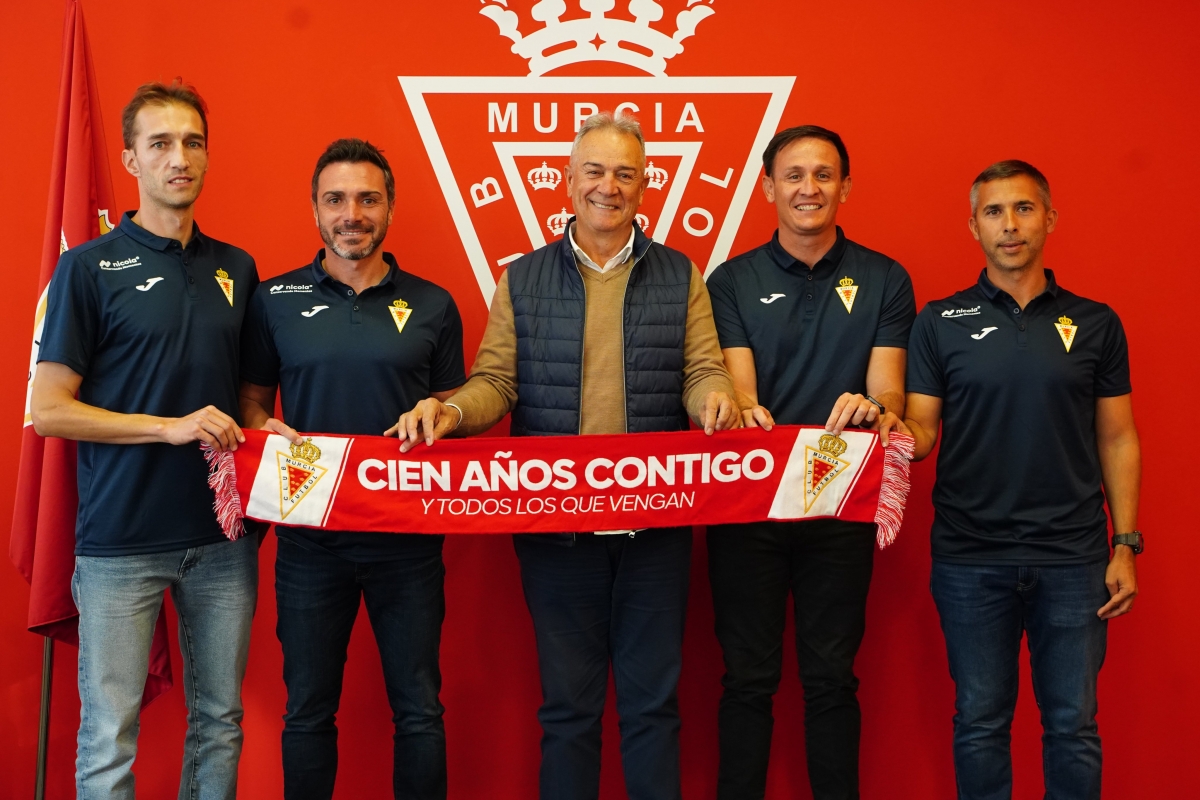 Colunga, ratificado como entrenador del Murcia, tendrá como ayudantes a Rafa López y Santos Valero