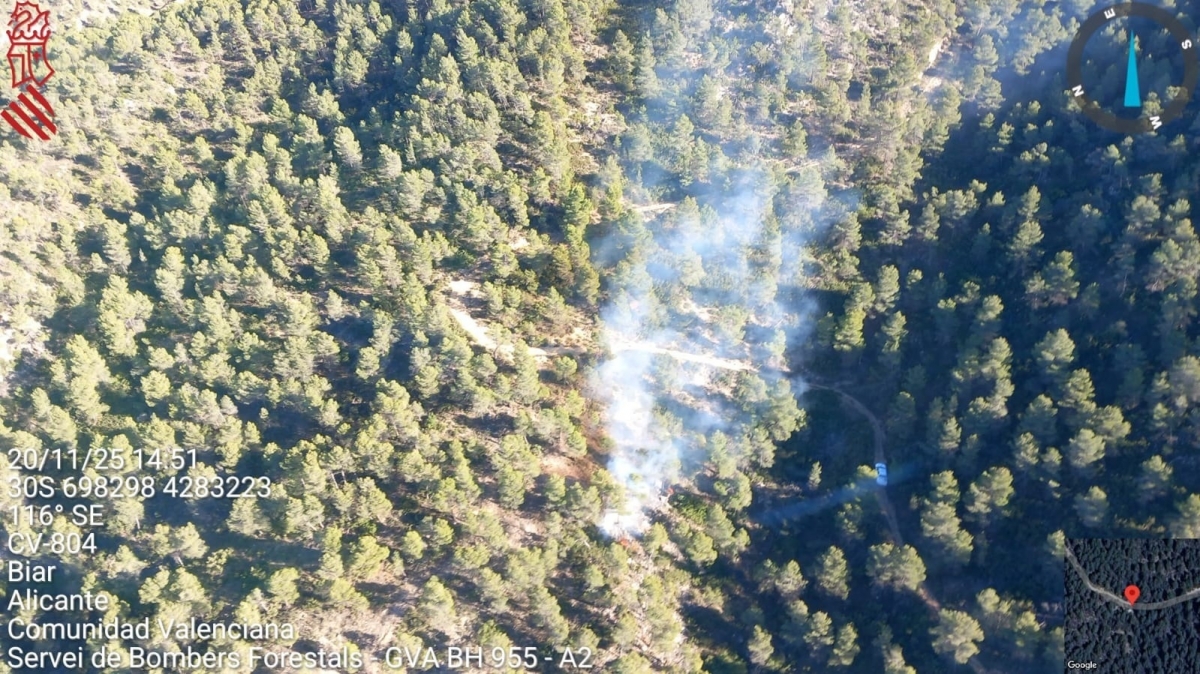 Incendio en Biar: los bomberos trabajan con medios terrestres y aéreos para extinguirlo