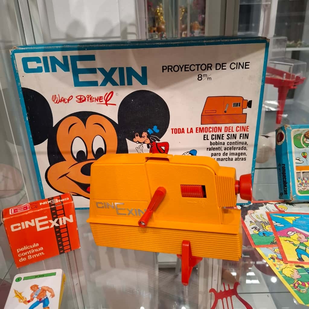 Una carta retro a los Reyes Magos: una muestra en Murcia reúne juguetes para imaginar sin pantallas