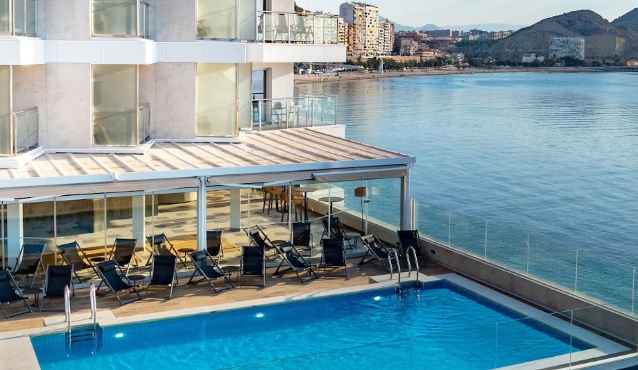 Vista de la piscina exterior del hotel Hotel Innside Alicante Porta Maris. - Vista de la piscina exterior del hotel Hotel Innside Alicante Porta Maris.