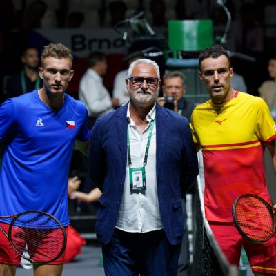Bautista da la primera victoria a España en la Copa Davis