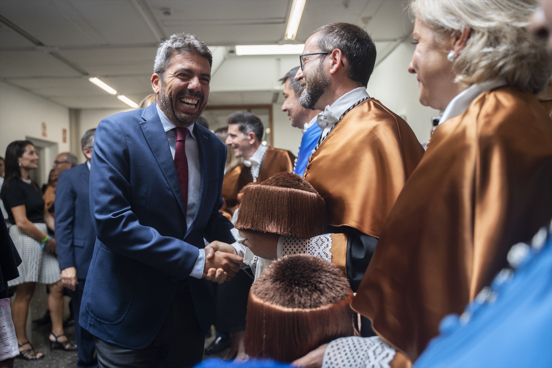 Mazón se muestra 