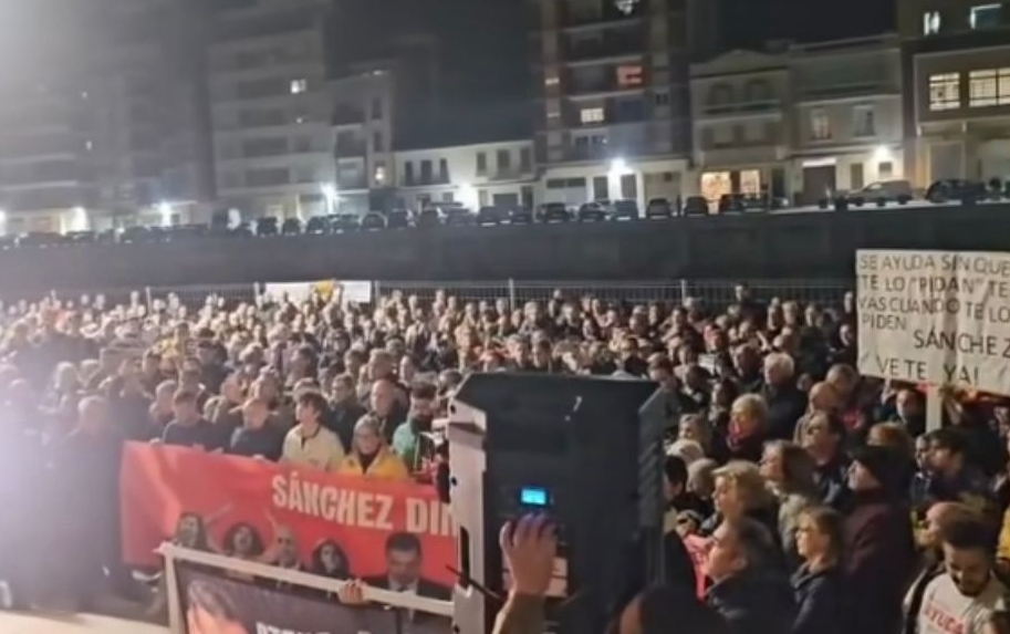 La ultraderecha moviliza a cientos de personas en Paiporta para pedir la dimisión de Pedro Sánchez