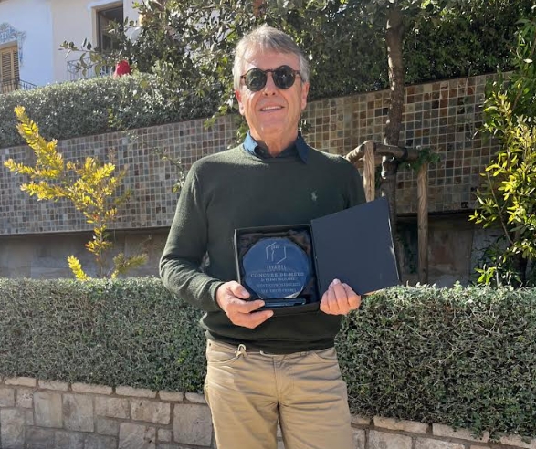 Santiago Pallarés, apicultor de Vila-real, galardonado en la categoría de milflores en la Feria Valenciana de la Miel