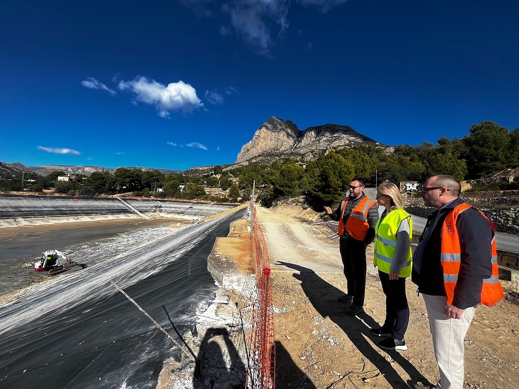 La Generalitat inicia las obras de mejora de la balsa de l'Alhambra para regantes de Finestrat 