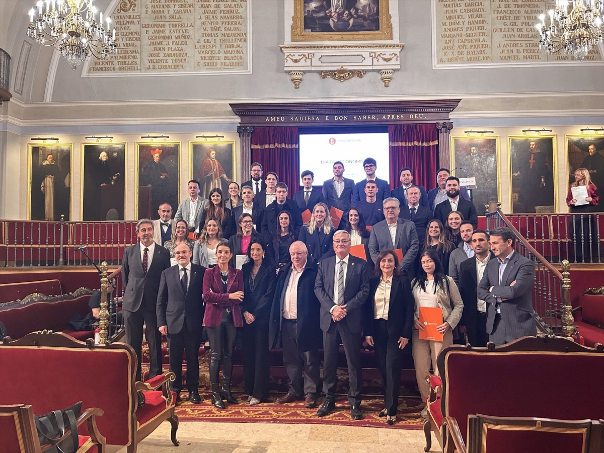 El decano del COEV advierte de la insostenibilidad del crecimiento del PIB basado en deuda pública e impuestos