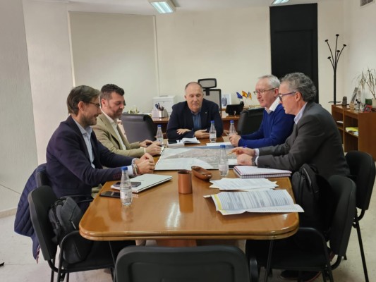 Orihuela ofrece 500.000 metros de suelo dotacional en la costa para acelerar la construcción del CEIP Nº 20