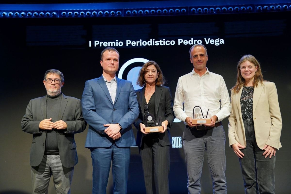 La sociedad civil catalana homenajea a Pedro Vega en la primera edición del premio periodístico que lleva su nombre