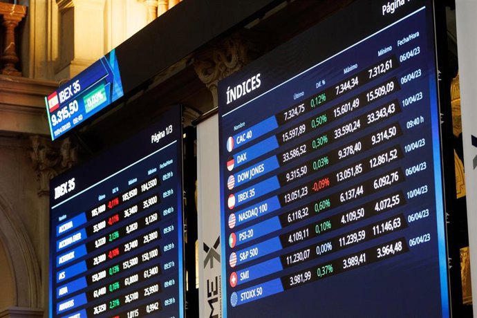 Archivo - Varios paneles del IBEX 35 en el Palacio de la Bolsa de Madrid, a 11 de abril de 2023, en Madrid (España). - 