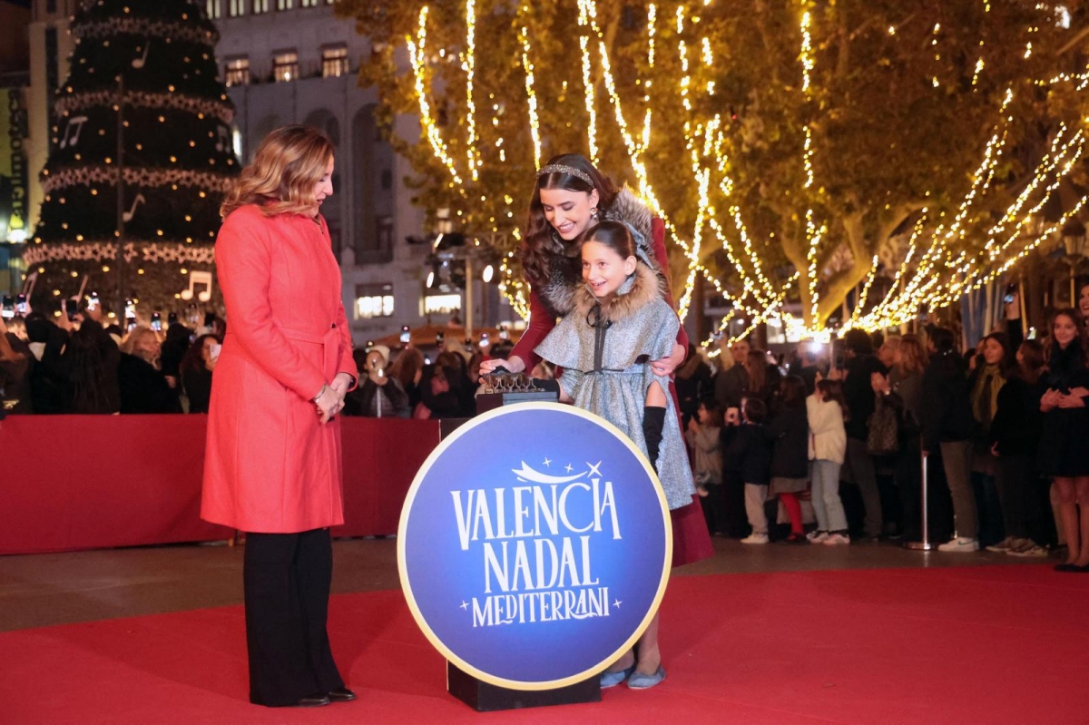La alcaldesa de València, María José Catalá (i), junto a las falleras mayores de València. - Foto: AYUNTAMIENTO DE VALÈNCIA La alcaldesa de València, María José Catalá (i), junto a las falleras mayores de València.