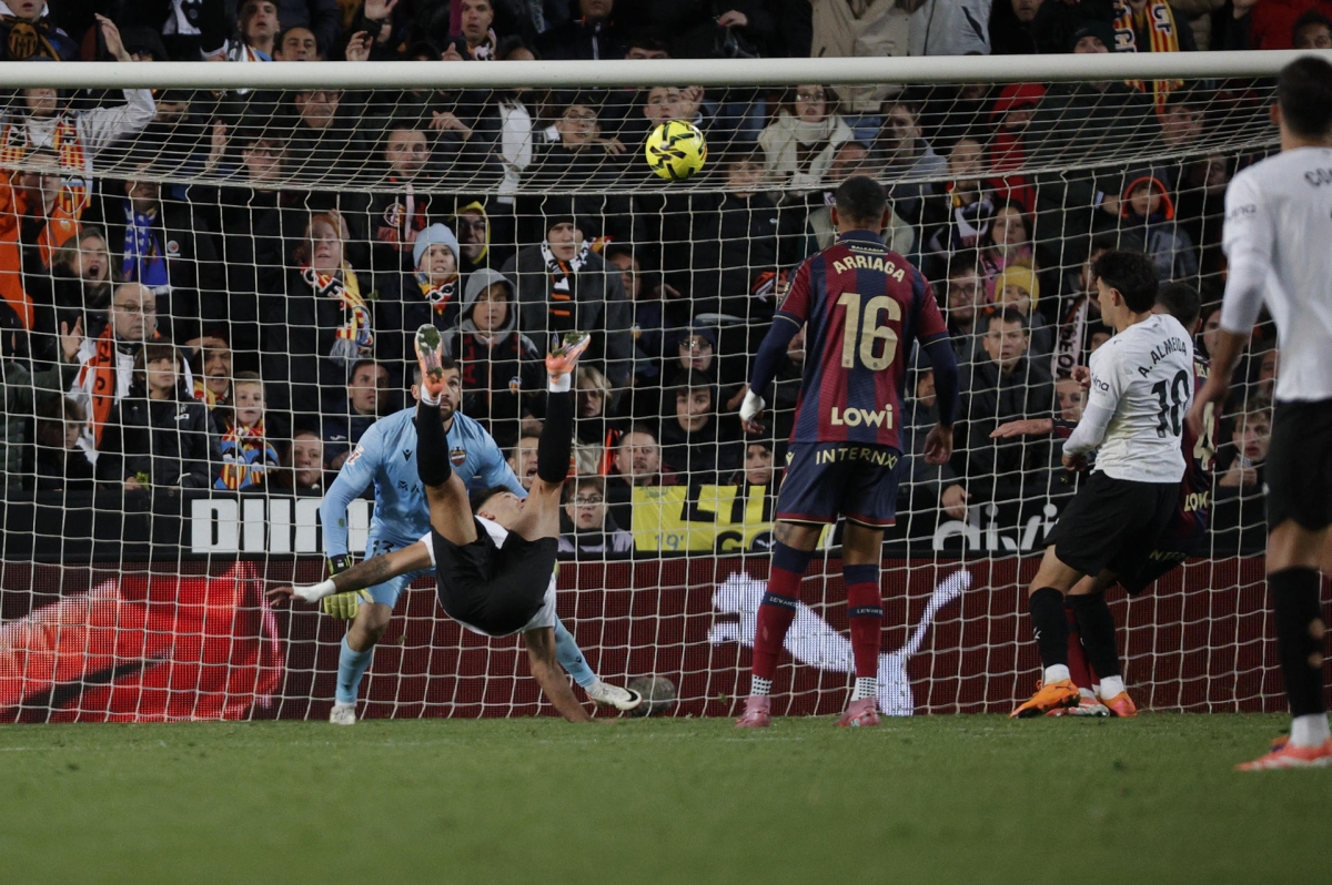 Una chilena de Hugo Duro decide el derbi 