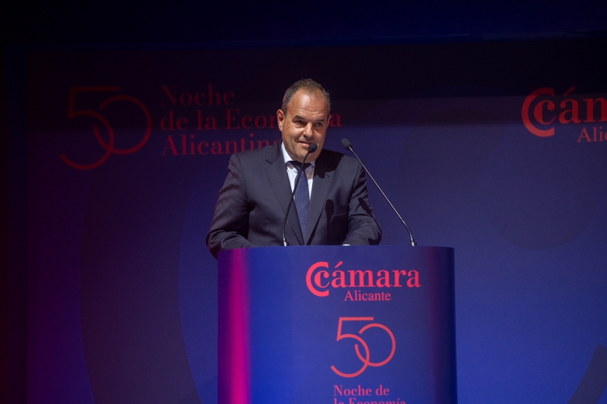 Baño enseña la carta con la 'senyera'