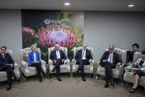 Líderes aliados de Ucrania rechazan parcialmente el plan de paz de Trump