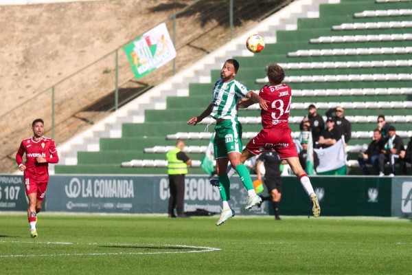 El Murcia de Colunga, con goles de Antonio David y Benito, gana en Antequera y evidencia su mejora