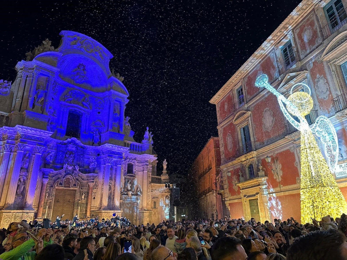 Ópera, luz y nieve: Murcia inaugura la Navidad con un espectáculo sin precedentes