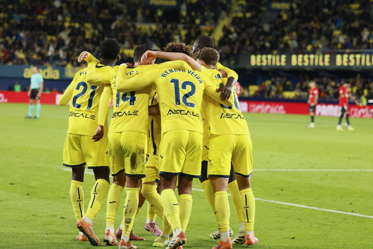 Celebración del gol de Tani con todo el equipo. 
