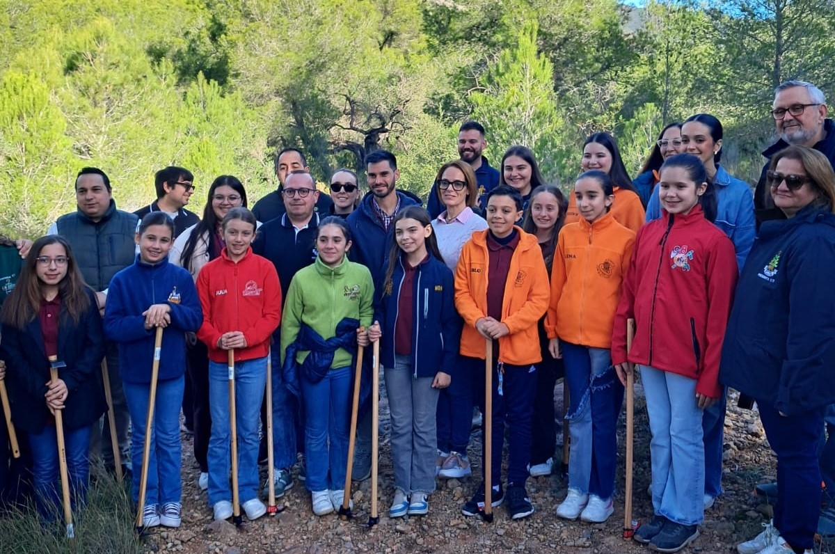 Un centenar de personas del 'món de la festa' participa en una plantación en la Magdalena