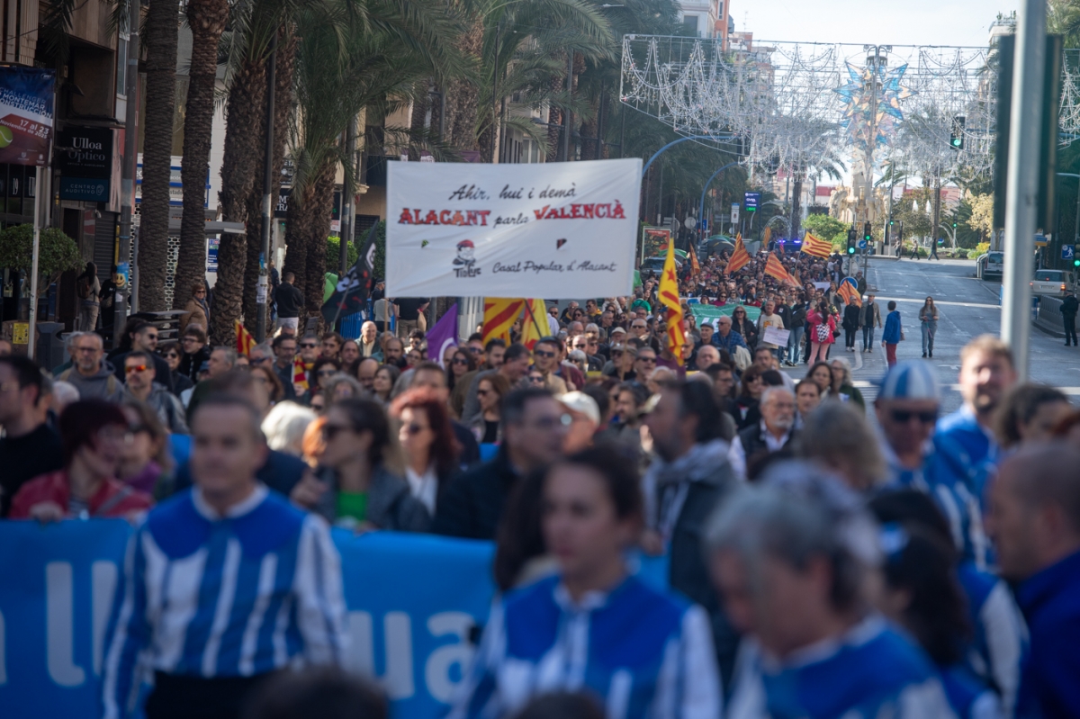 Més de 2.000 persones es manifesten a Alacant en defensa del valencià 