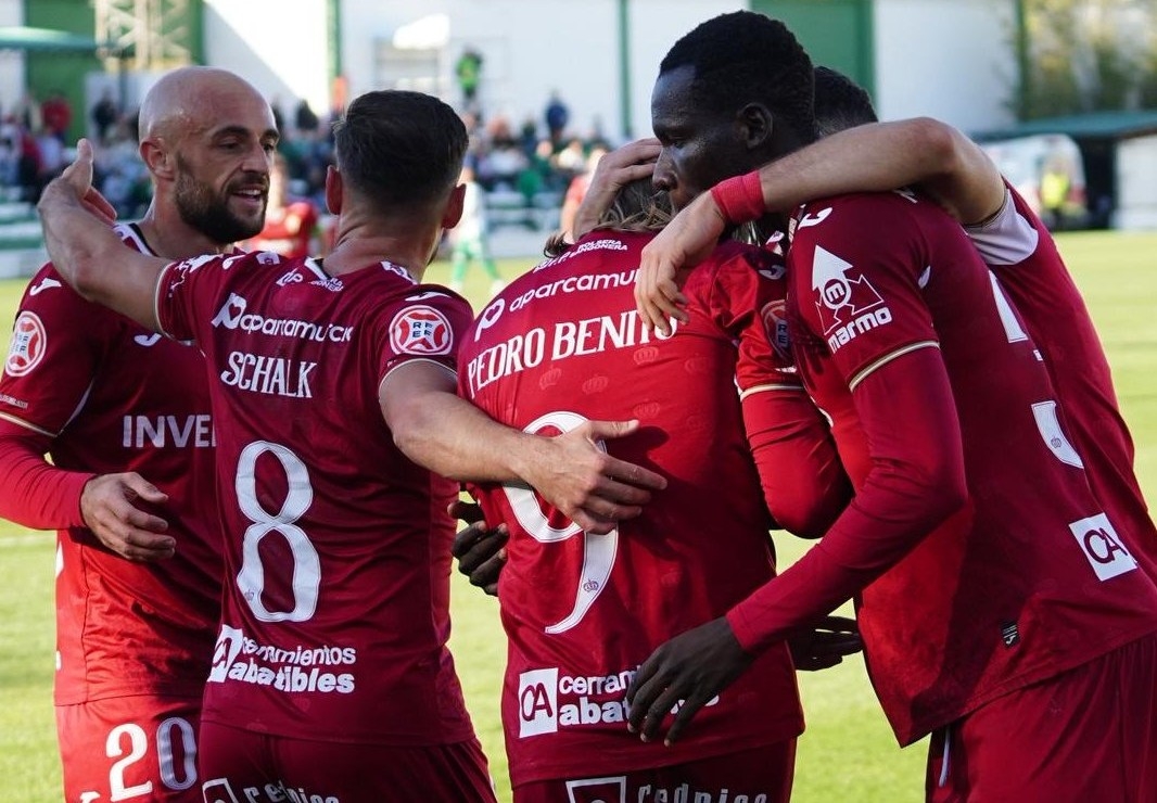 El Murcia ya tiene a tiro de triunfo la promoción de ascenso, la cual cierra el Efesé