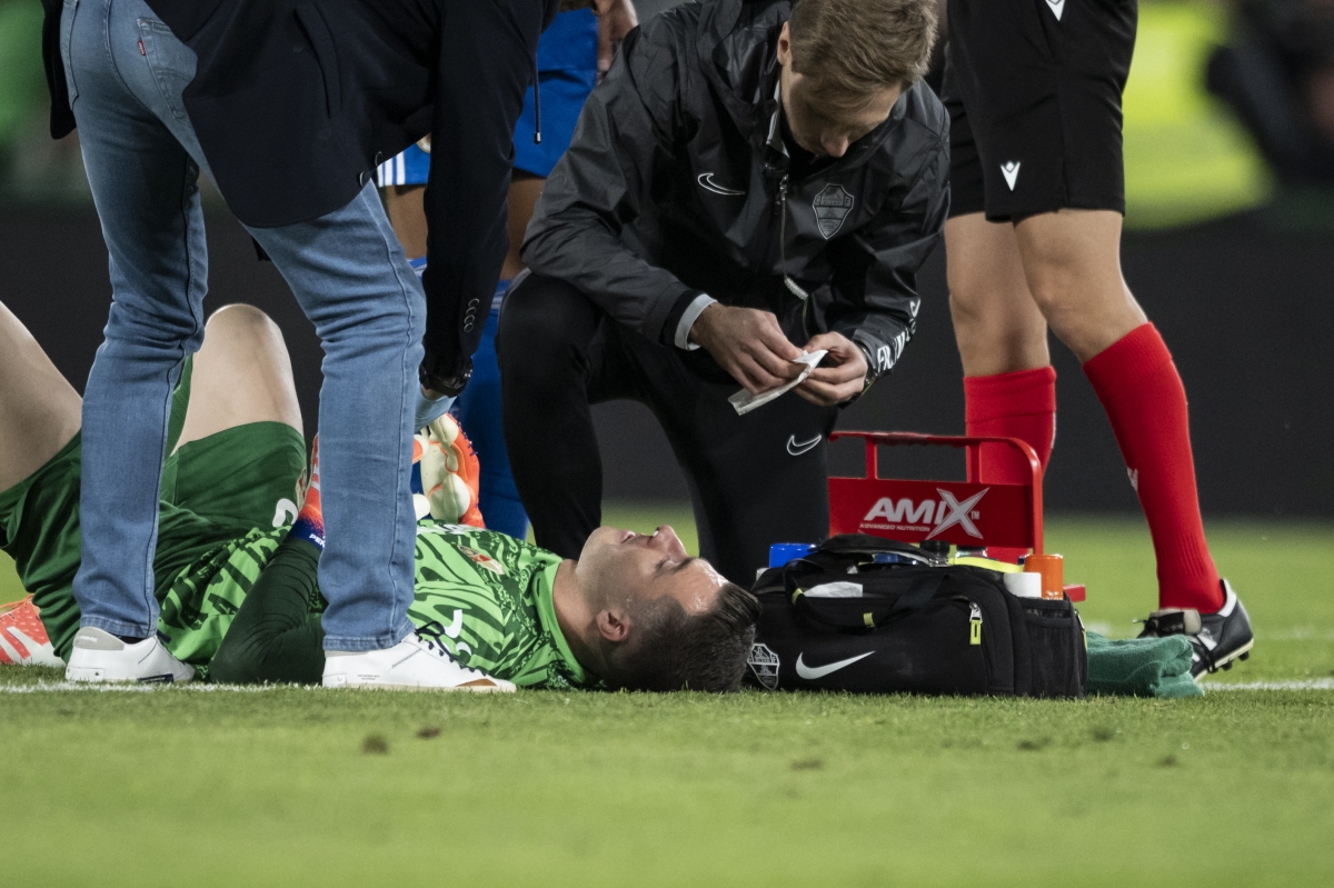 Inaki Peña es atendido tras el golpe recibido en la jugada del empate del Real Madrid - Foto: EP Inaki Peña es atendido tras el golpe recibido en la jugada del empate del Real Madrid