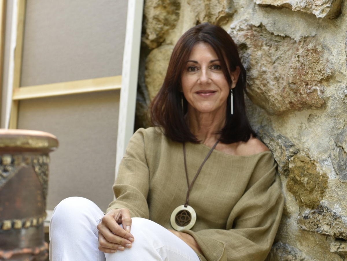 La pintora Perla Fuertes repasa su trayectoria a través de 40 obras en la Universidad Popular de Mazarrón