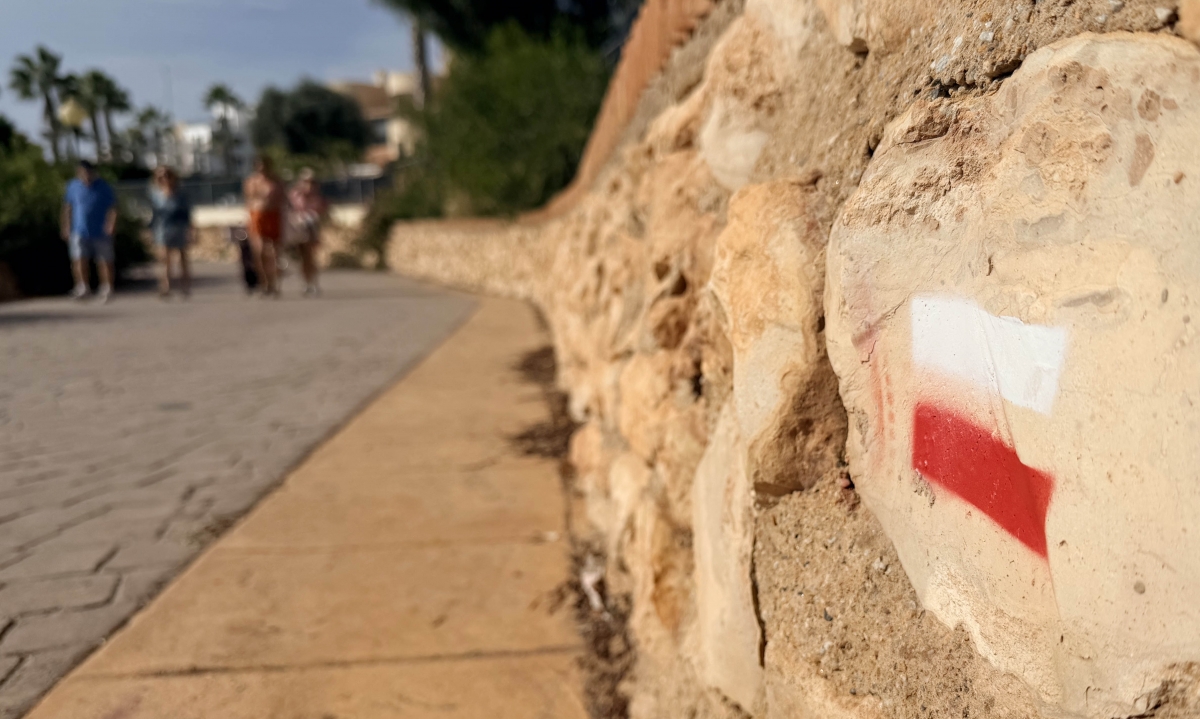 Convega recupera el trazado original del Sendero del Mediterráneo en Cabo Roig tras la apertura del paseo marítimo