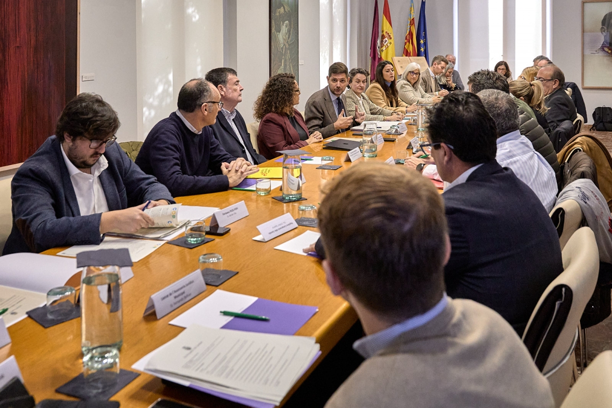 Reunión entre el Ayuntamiento de Gandia y la APV. - Foto: AYUNTAMIENTO DE GANDIA Reunión entre el Ayuntamiento de Gandia y la APV.