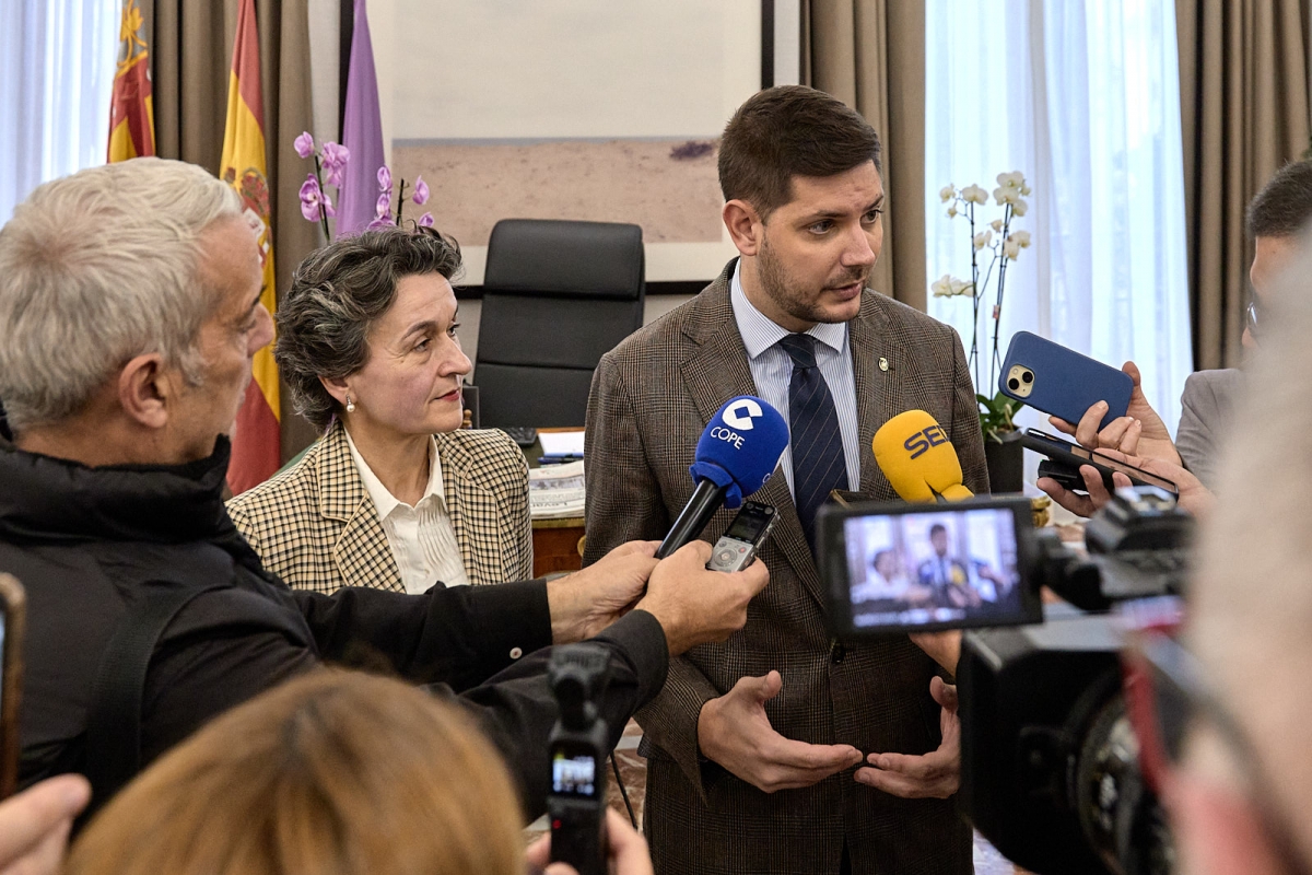 Reunión entre el Ayuntamiento de Gandia y la APV. - Foto: AYUNTAMIENTO DE GANDIA Reunión entre el Ayuntamiento de Gandia y la APV.