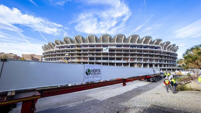 Comienza la llegada de los pilares sobre los que se asentará la gran cubierta del Nou Mestalla