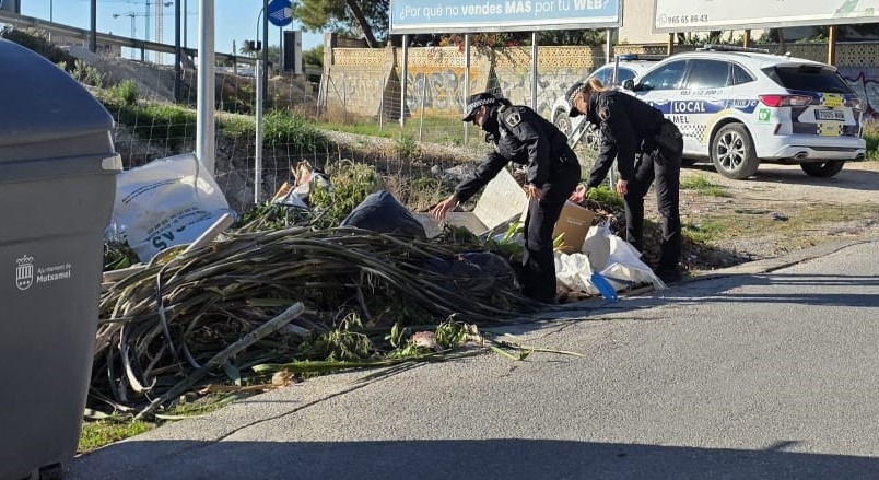 La Policía Local de Mutxamel intensifica la vigilancia para prevenir vertidos ilegales en la calle