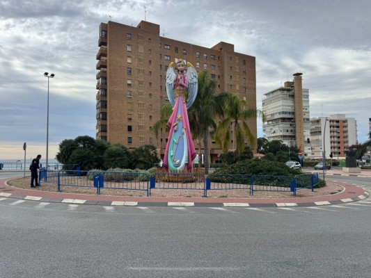 Alicante cierra los parques, los castillos y protege del Belén Gigante y los ángeles por el viento
