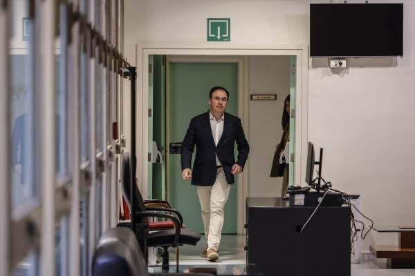 Vox rechaza un acuerdo por escrito con Pérez Llorca e insiste en retener su apoyo hasta escucharle
