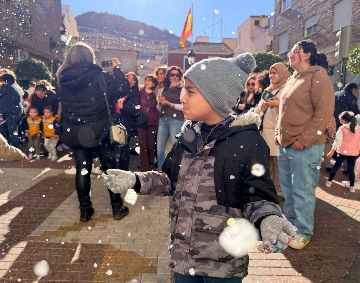 Una 'nevada histórica' en Torreagüera cumple el sueño de un niño murciano de siete años llamado Eiden