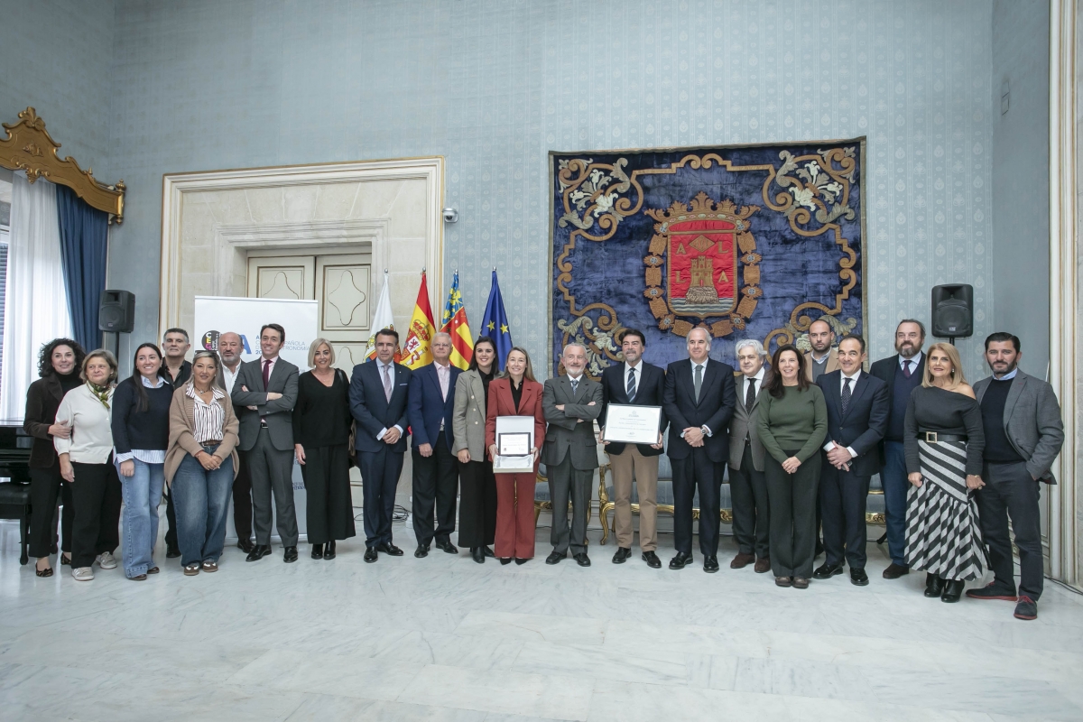 Foto de grupo tras el acto institucional de reconocimiento a la capitalidad gastronómica de Alicante.