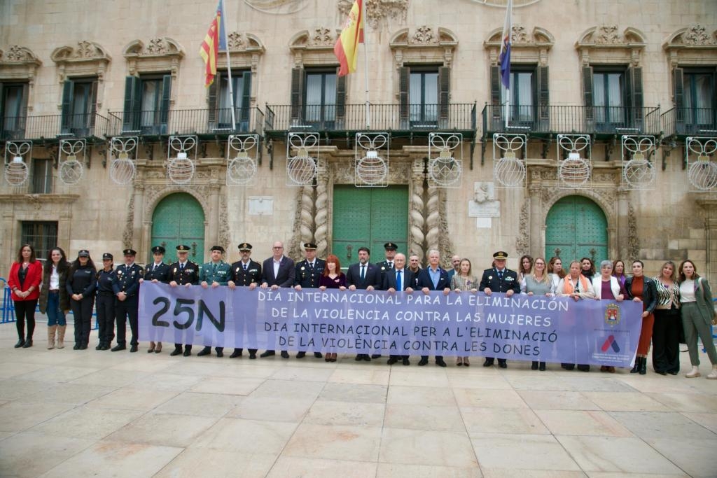 El acto institucional organizado en Alicante con motivo del 25N en 2024. - 