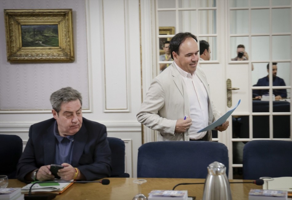 José María Llanos (Vox) y Pérez Llorca (PP). - Foto: CORTS/JOSÉ CUÉLLAR