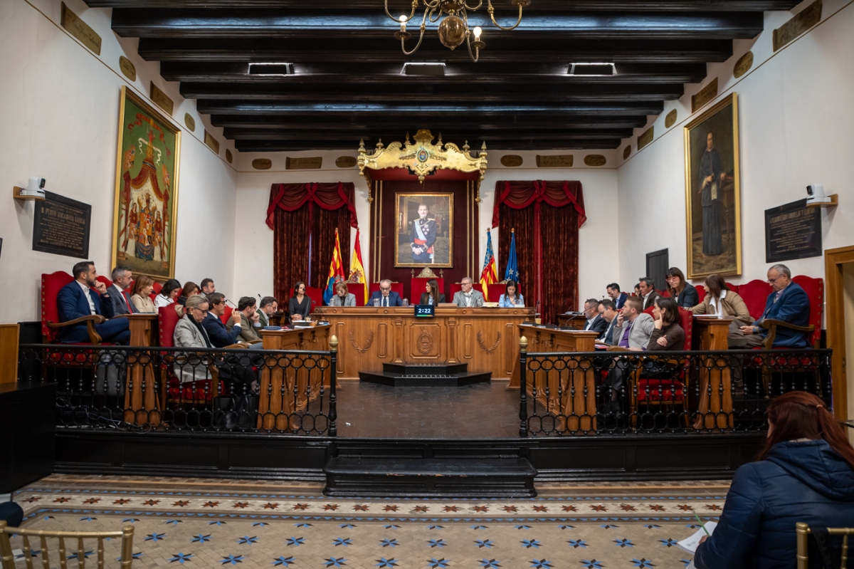 El 'eterno retorno' de los plenos de Elche: de los proyectos autonómicos a los disensos por el 25N