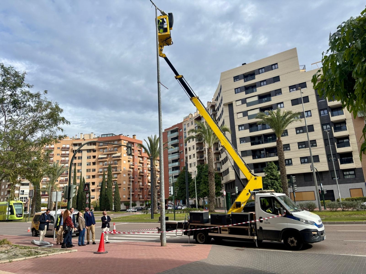 Nuevas luminarias en Juan de Borbón. - Foto: AYTO MURCIA