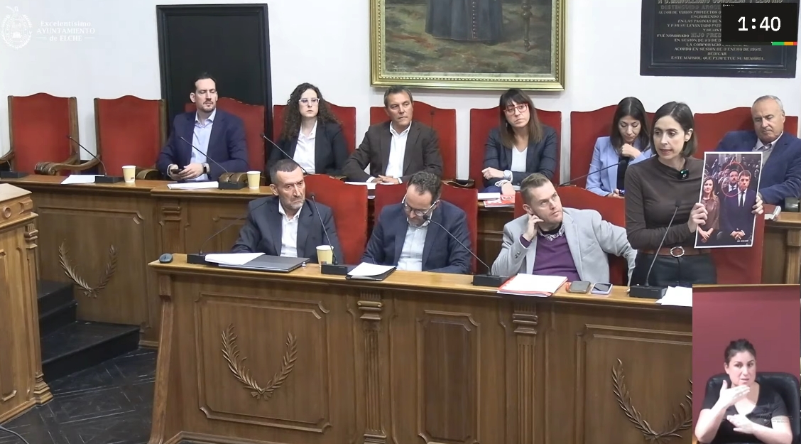 Esther Díez mostrando una foto del alcalde con Mazón en acto de la dana -